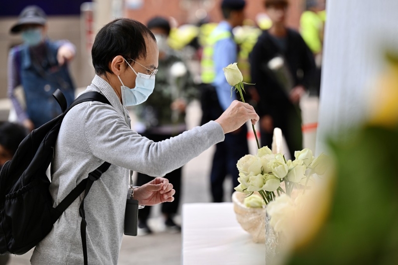 市民向不幸殉職的救火英雄獻(xiàn)花。