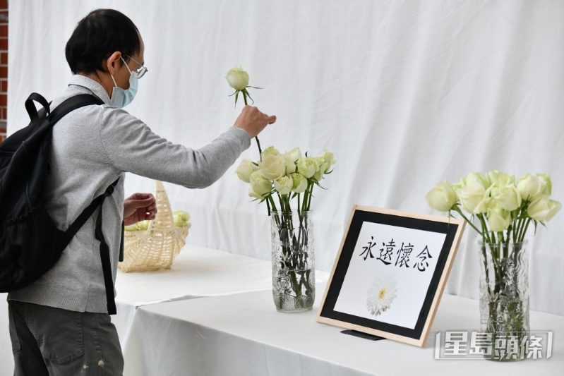 羅先生獻(xiàn)花。