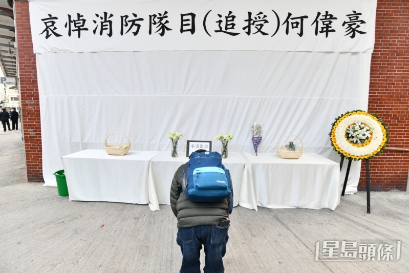 市民鞠躬獻(xiàn)禮。