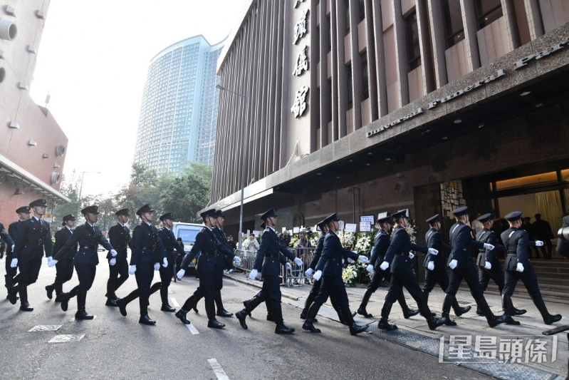 大批同袍到殯儀館致祭。