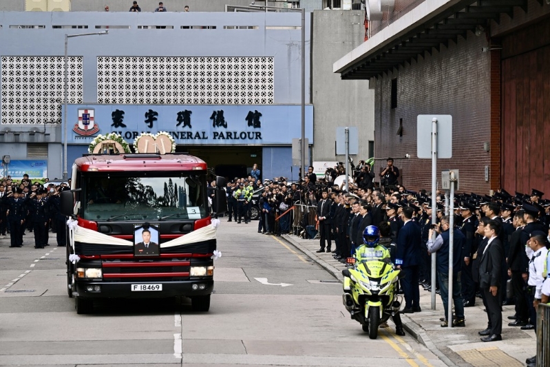 特首李家超與多名高官恭送靈車離開。