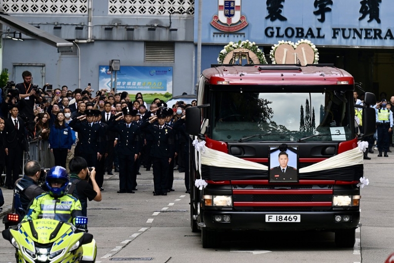 何偉豪靈車離開殯儀館。