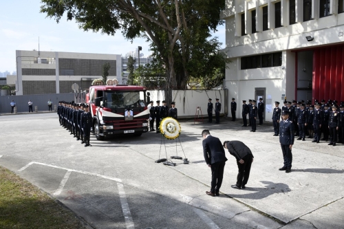 地區(qū)賢達(dá)向靈車鞠躬致敬。