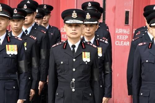 消防處長楊恩健率眾迎接靈車。