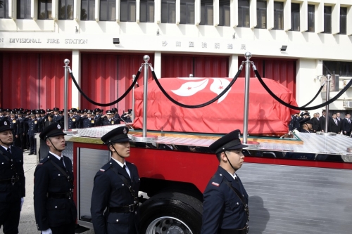 載著何偉豪的靈車緩緩駛至沙田消防局。