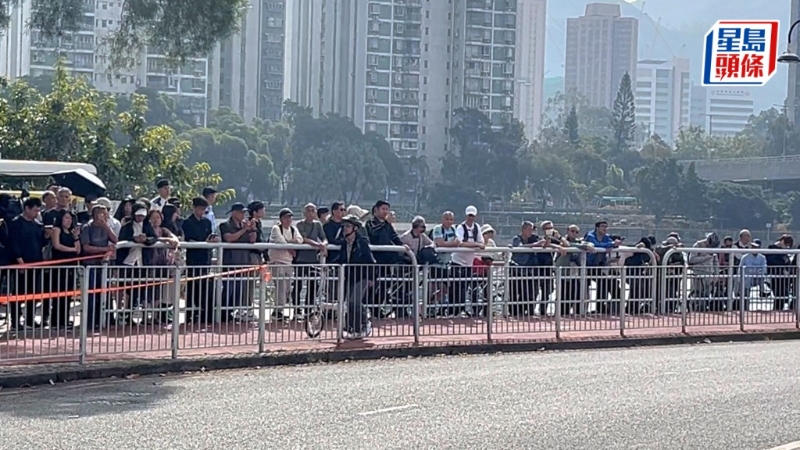 逾百市民在沙田消防局外送何偉豪最后一程。