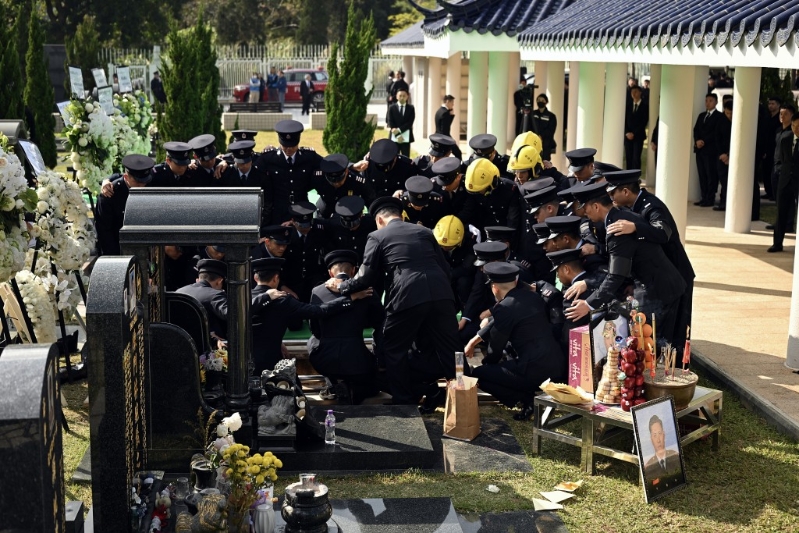 葬禮最后階段，偉豪生前出生入死的同袍圍在墳頭作最后道別。