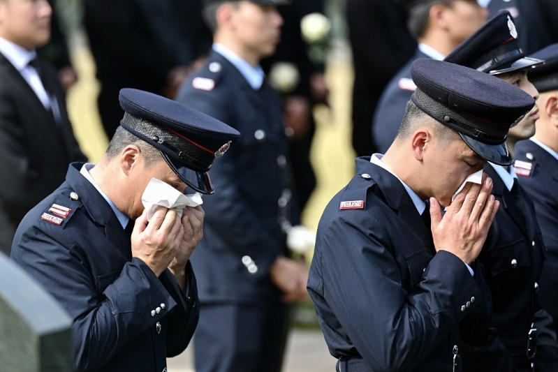 同袍難捨偉豪，流下男兒淚。