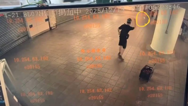 疑犯接連往不同方向投擲煙霧彈。 中時2