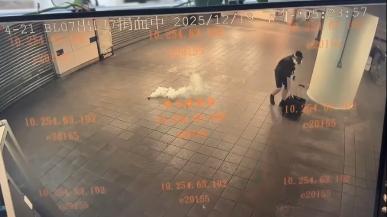 疑犯接連往不同方向投擲煙霧彈。 中時