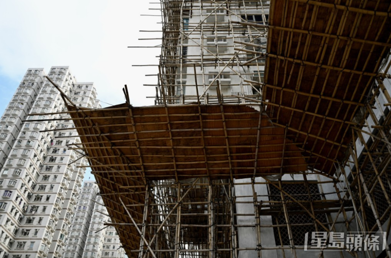 屯門怡樂花園早前已按政府要求拆卸外墻棚網(wǎng)。