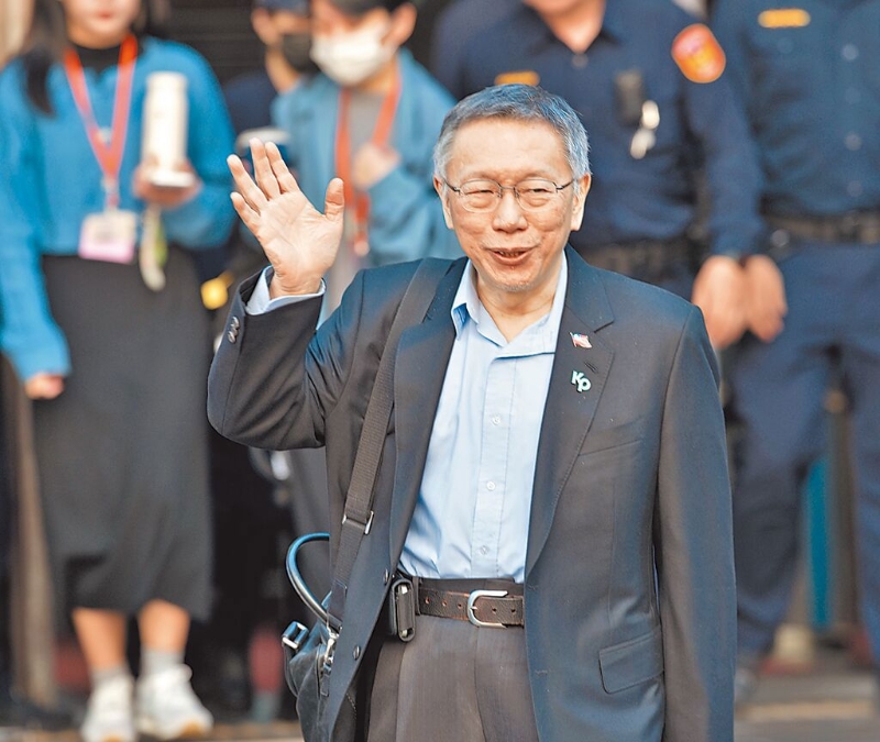 臺北地院16日審理京華城案進行最后辯論程序，民眾黨前主席柯文哲出庭后，離開法院向民眾揮手