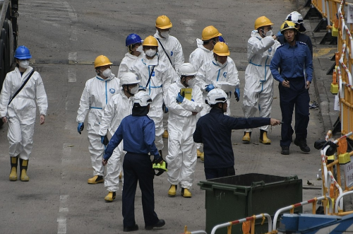 一眾人士身穿全套白色保護衣。