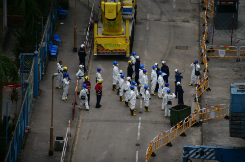 委員會成員連同工作人員，身穿保護衣到災場巡視。