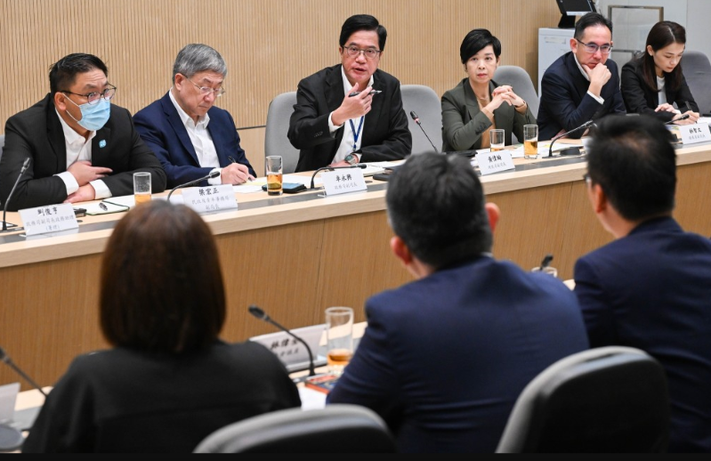 財政司副司長黃偉綸在社交平臺發(fā)文，指今早（23日）聯(lián)同司局長與經(jīng)民聯(lián)會面。