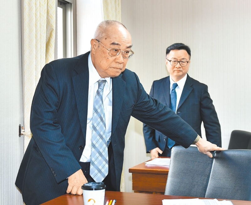 ?；鶗麻L吳豐山（左）宣布請辭。