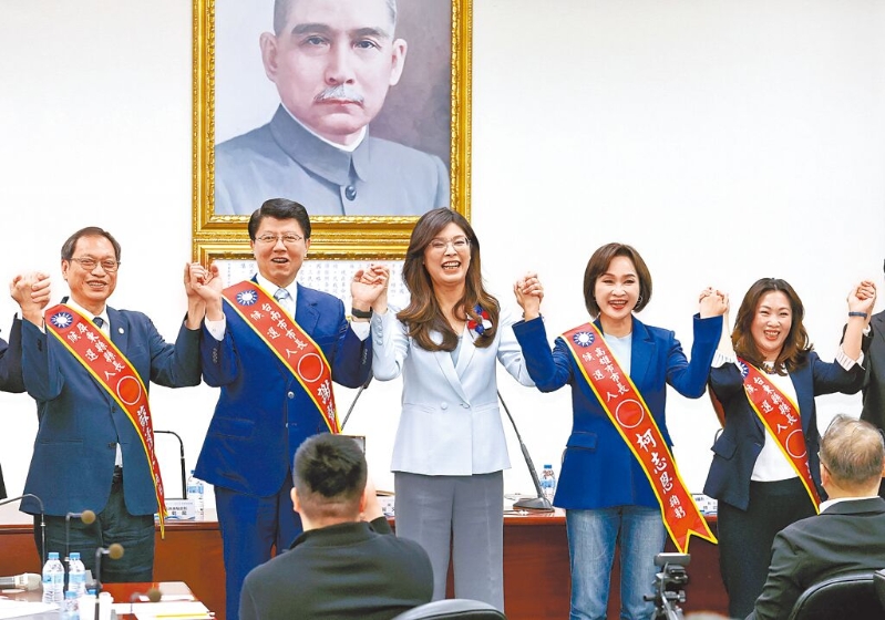 國民黨24日舉行“中常會”，黨主席鄭麗文（中）正式提名“立委”蘇清泉（左一）、“立委”謝龍介（左二）、“立委”柯志恩（右二）及臺東縣議長吳秀華（右一）投入明年縣市長選戰(zhàn)。