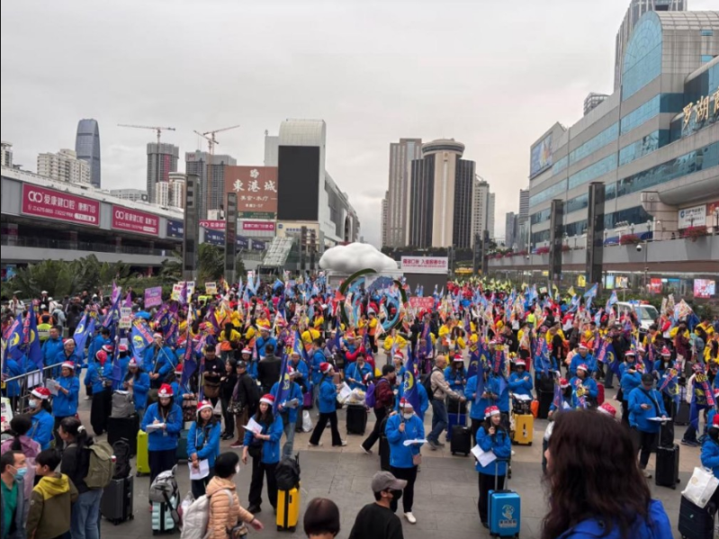 羅湖口岸同樣擠滿旅行團成群結(jié)隊在口岸外，身穿藍(lán)色、黃色等統(tǒng)一顏色服裝，更頭戴圣誕帽營造節(jié)日氛圍。