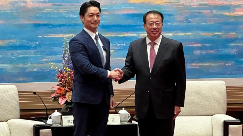 臺北市長蔣萬安（左）出席雙城論壇的主論壇前，與上海市長龔正會面。