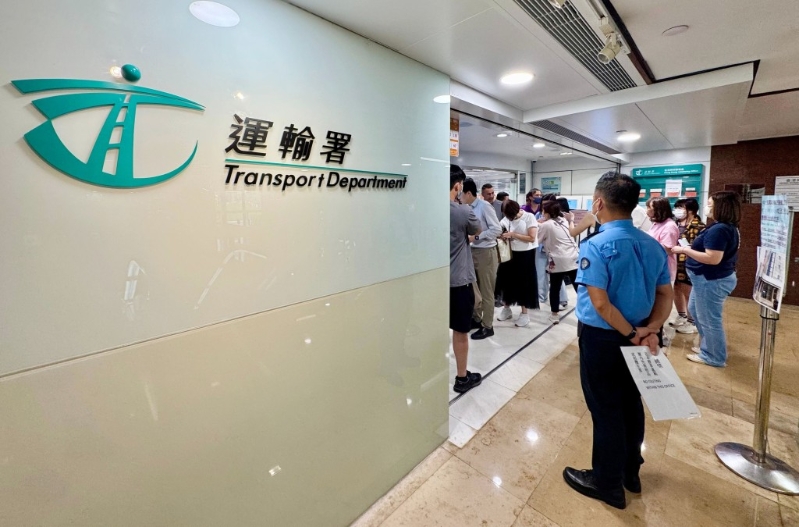 運(yùn)輸署指會(huì)定期檢視現(xiàn)有法例和指引，包括征詢執(zhí)法部門。