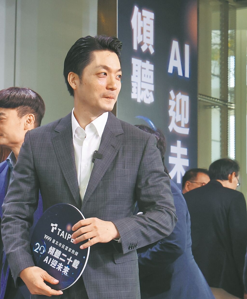 圖為臺(tái)北市長(zhǎng)蔣萬安29日面對(duì)媒體詢問大陸軍演