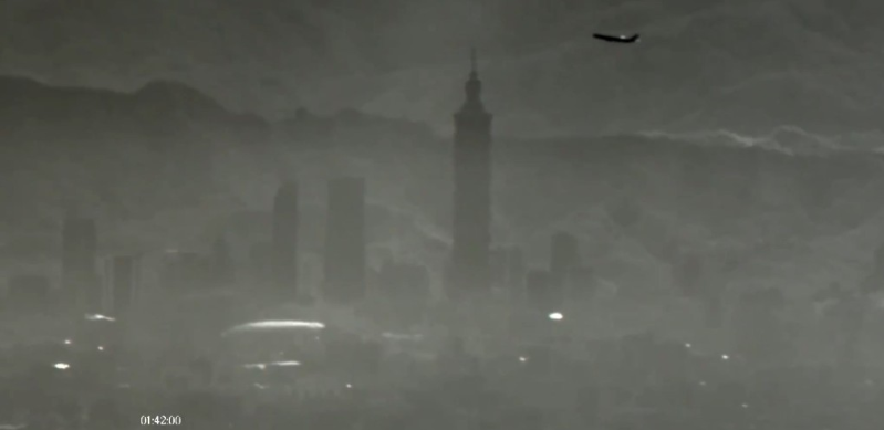 解放軍東部戰(zhàn)區(qū)在微博貼出無(wú)人機(jī)飛過(guò)臺(tái)北101的影片。