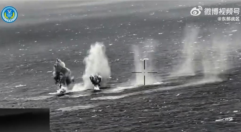 透過解放軍監(jiān)控畫面可清楚看見，火箭著彈落海時(shí)的片刻，其濺起的水花并以此分析著彈點(diǎn)的精準(zhǔn)程度