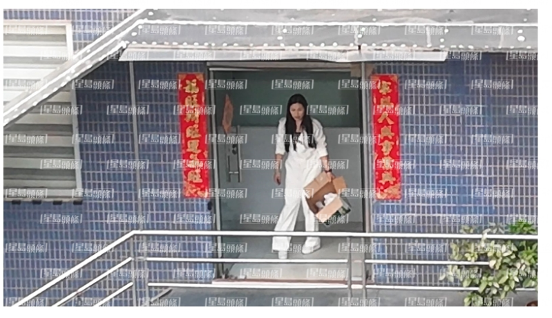 親力親為搬運(yùn)貨物由地面行樓梯上樓，形象與昔日氣質(zhì)型才女人設(shè)有出入。