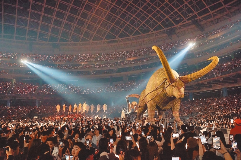 蔡依林大巨蛋演唱會(huì)開(kāi)場(chǎng)攜巨型金牛環(huán)繞全場(chǎng)