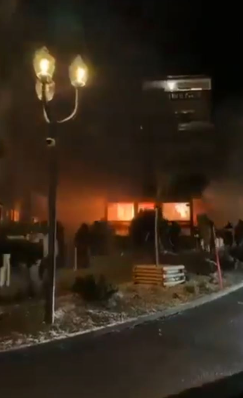 阿爾卑斯山滑雪度假城鎮(zhèn)克蘭蒙丹納（Crans Montana）一間酒吧發(fā)生爆炸。 X@Kedar