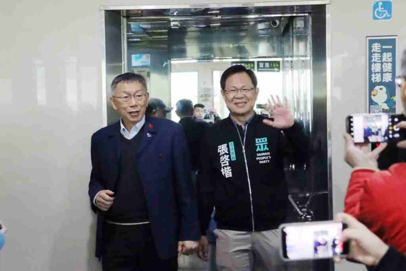 民眾黨前主席柯文哲（左）3日到嘉義市為黨籍“立委”張啓楷站臺