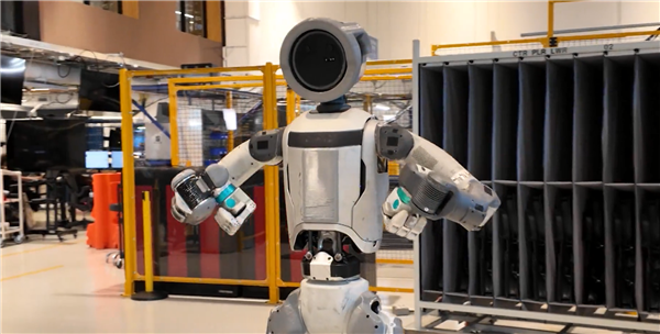 波士頓動(dòng)力人形機(jī)器人亮相CES 計(jì)劃2028年進(jìn)廠造車