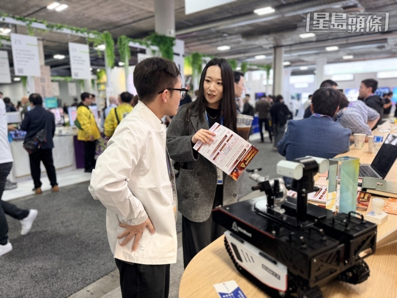 連山動(dòng)力向參觀者介紹得獎(jiǎng)的“智能消防機(jī)械人”。