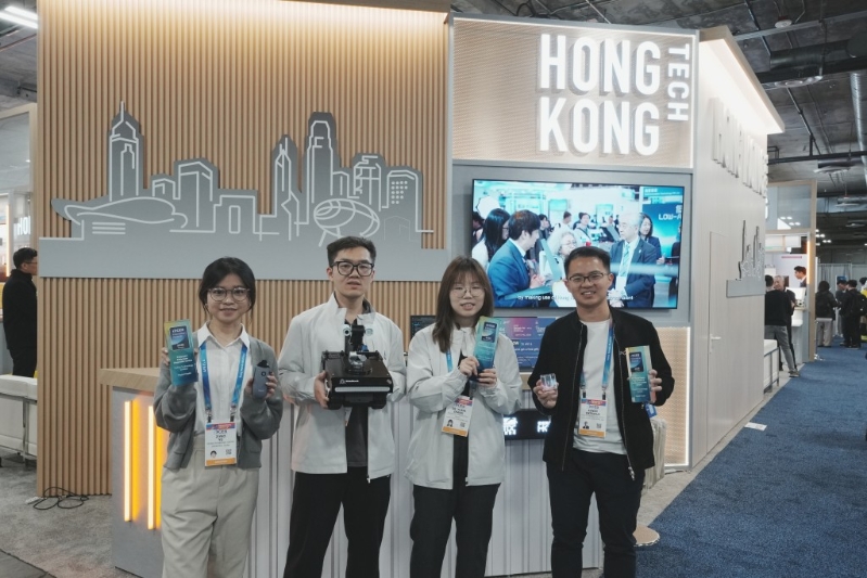 今年榮獲“CES 創(chuàng)新獎(jiǎng) 2026”三間公司，包括意領(lǐng)科技（左）、連山動(dòng)力（中間兩位），以及PointFit（右）。