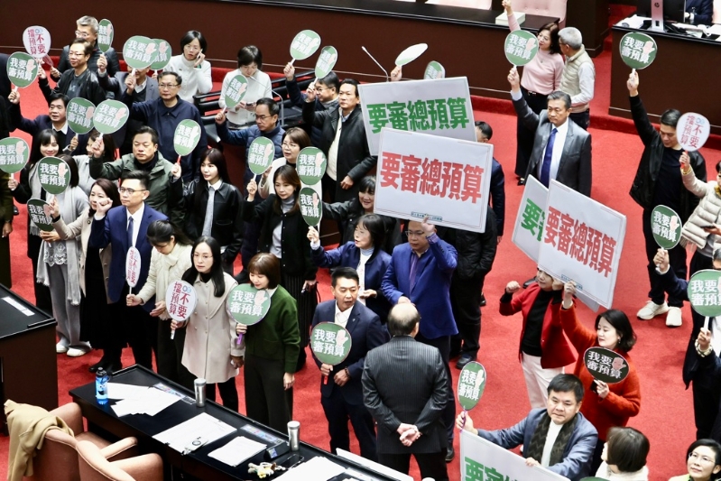 民進(jìn)黨“立委”高舉“要審總預(yù)算”標(biāo)語，并高呼口號。