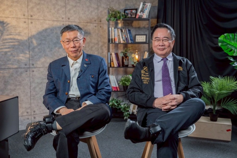 前“立委”蔡正元（右）10日晚間再度成為話題焦點(diǎn)，于臉書貼出與前民眾黨主席柯文哲（左）同框合照，兩人一同翹腳