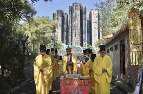 大埔元洲仔大王爺廟昨日舉行法事，為罹難者超渡祈福。