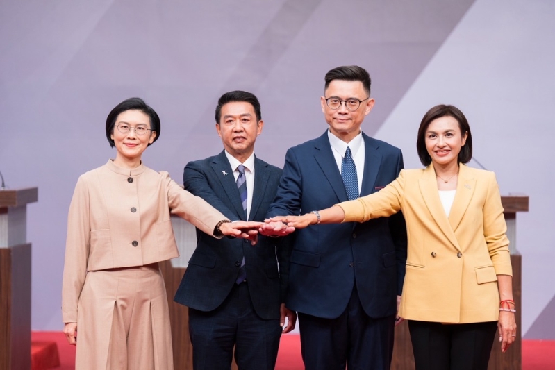 2026民進(jìn)黨高雄市長(zhǎng)政見(jiàn)提名會(huì)3日登場(chǎng)，左起為林岱樺、許智杰、賴(lài)瑞隆、邱議瑩