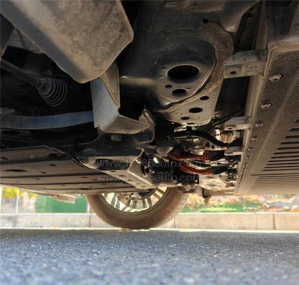 北汽極狐T1遭車主集體投訴：底盤減配護(hù)板 高壓線束直接裸露在外