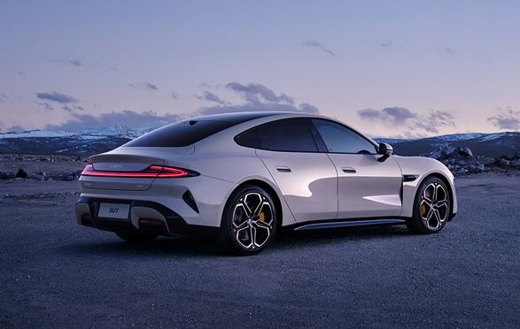 被傳辭職上熱搜 盧偉冰發(fā)文辟謠：今天上班開(kāi)小米SU7全程開(kāi)啟HAD 非常絲滑