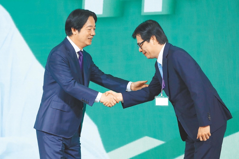 王鴻薇指出，若賴清德(左)“不幸”丟掉高雄，還可以把責(zé)任丟給市長(zhǎng)陳其邁(右)。