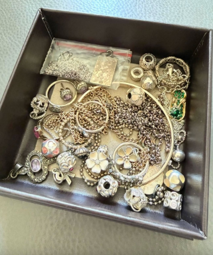 有網(wǎng)民在Threads發(fā)文，表示家中有多件購(gòu)自品牌Pandora的銀飾，惟大部分已損壞、斷扣或不再佩戴。