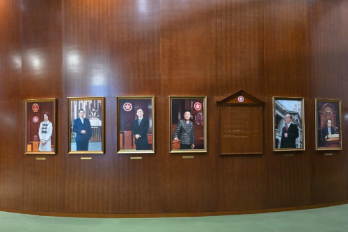 按照一貫傳統(tǒng)，立法會一樓俗稱“綠地毯”的會議廳外，都會掛上歷屆主席畫像。