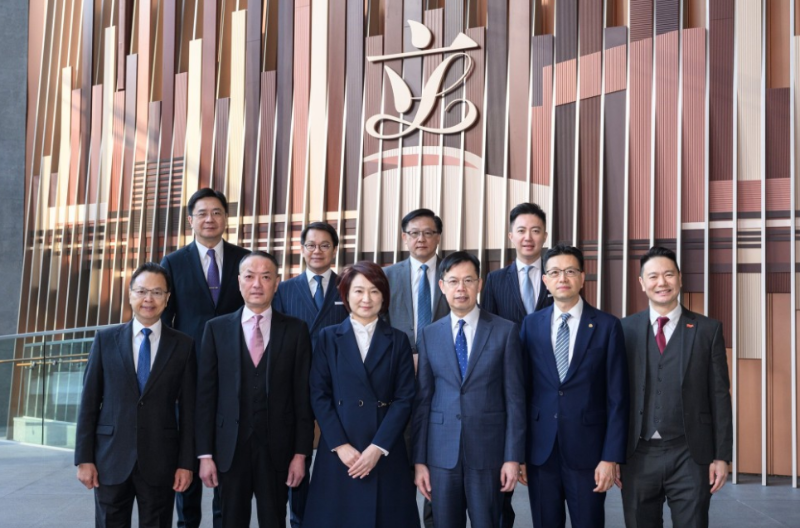 香港立法會今日（14日）召開本屆首次會議。會上會討論由政務(wù)司司長陳國基提出的“有關(guān)大埔宏福苑火災(zāi)后支援及重建工作的議案”，行政長官李家超會先發(fā)言，其后陳國基會提出有關(guān)議案。