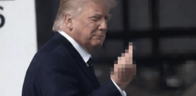 特朗普發(fā)怒爆粗豎中指