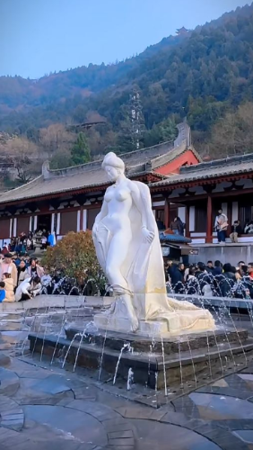 放置西安華清池35年的貴妃雕像，突被質(zhì)疑裸露上身敗壞社會風(fēng)氣。