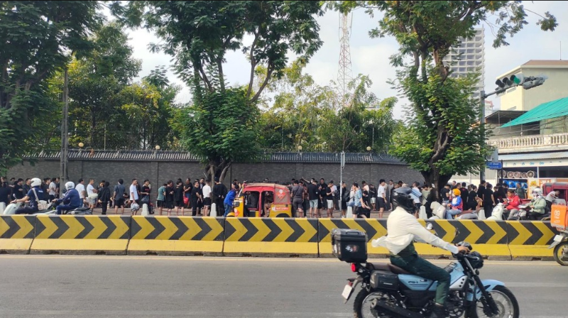 中國公民排隊(duì)求助