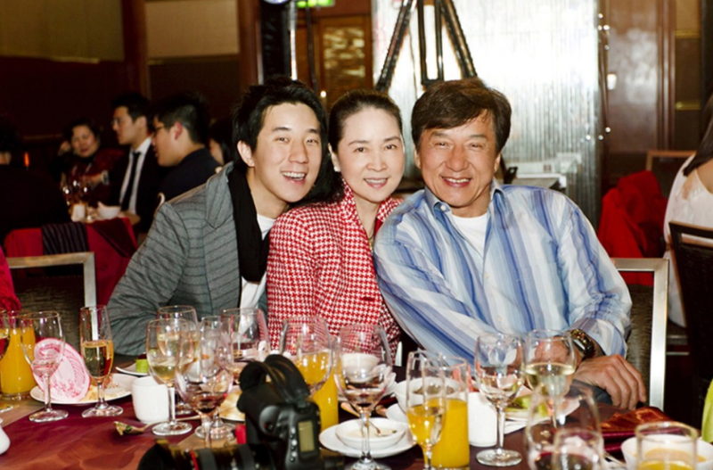 成龍與林鳳嬌育有一子。