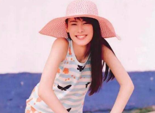 梁洛施在12歲就踏入娛樂圈從事模特兒工作。