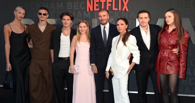 被維多利亞冷落后，布魯克林勉強擠出微笑，妮可拉直接臭臉。(1)